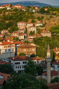 Safranbolu, Türkiye - 5 Ağustos 2024: Türkiye 'nin Safranbolu kentindeki geleneksel evlerin manzarası.