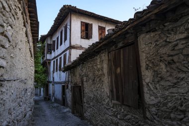 Safranbolu, Türkiye - 5 Ağustos 2024: Türkiye 'nin Safranbolu kentindeki geleneksel evlerin manzarası.