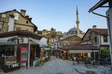 Safranbolu, Türkiye - 5 Ağustos 2024: Türkiye 'nin Safranbolu kentindeki geleneksel evlerin manzarası.