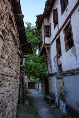 Safranbolu, Türkiye - 5 Ağustos 2024: Türkiye 'nin Safranbolu kentindeki geleneksel evlerin manzarası.