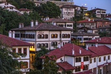 Safranbolu, Türkiye - 5 Ağustos 2024: Türkiye 'nin Safranbolu kentindeki geleneksel evlerin manzarası.