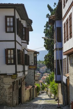 Safranbolu, Türkiye - 5 Ağustos 2024: Türkiye 'nin Safranbolu kentindeki geleneksel evlerin manzarası.
