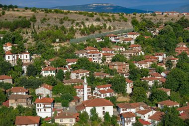 Safranbolu, Türkiye - 6 Ağustos 2024: Türkiye 'nin Safranbolu kentindeki geleneksel evlerin manzarası.