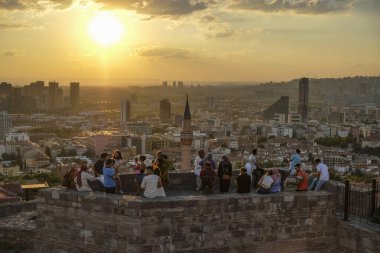 Ankara, Türkiye - 11 Ağustos 2024: Ankara Şatosu 'nu ziyaret eden insanlar, Ankara, Türkiye' de tarihi bir kaledir.