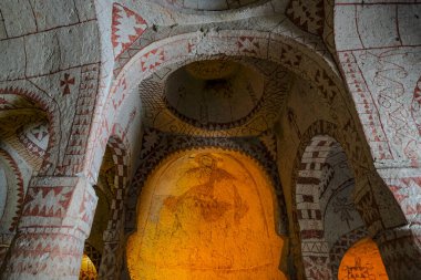 Goreme, Türkiye - 15 Ağustos 2024: Goreme, Kapadokya, Türkiye 'deki mağara kilisesinin duvarındaki freskler.