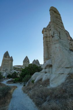 Goreme, Türkiye - 14 Ağustos 2024: Kapadokya 'daki Gorkundere Vadisi' nde eşsiz jeolojik oluşumlar.