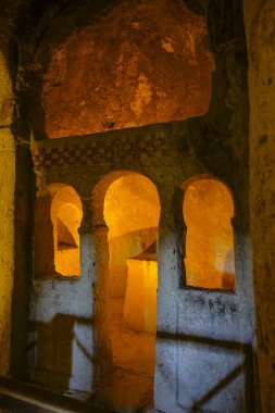 Goreme, Türkiye - 15 Ağustos 2024: Goreme, Kapadokya, Türkiye 'deki mağara kilisesinin duvarındaki freskler.