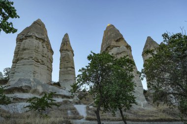 Goreme, Türkiye - 14 Ağustos 2024: Kapadokya 'daki Gorkundere Vadisi' nde eşsiz jeolojik oluşumlar.