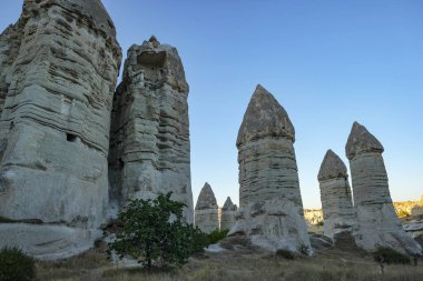 Goreme, Türkiye - 14 Ağustos 2024: Kapadokya 'daki Gorkundere Vadisi' nde eşsiz jeolojik oluşumlar.