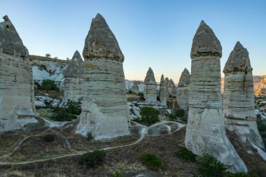 Goreme, Türkiye - 14 Ağustos 2024: Kapadokya 'daki Gorkundere Vadisi' nde eşsiz jeolojik oluşumlar.