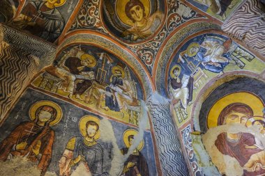 Goreme, Türkiye - 15 Ağustos 2024: Goreme, Kapadokya, Türkiye 'deki mağara kilisesinin duvarındaki freskler.