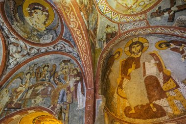 Goreme, Türkiye - 15 Ağustos 2024: Goreme, Kapadokya, Türkiye 'deki mağara kilisesinin duvarındaki freskler.