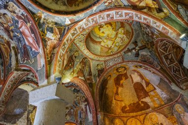 Goreme, Türkiye - 15 Ağustos 2024: Goreme, Kapadokya, Türkiye 'deki mağara kilisesinin duvarındaki freskler.