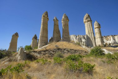 Goreme, Türkiye - 15 Ağustos 2024: Kapadokya 'daki Aşk Vadisi' nde Eşsiz jeolojik oluşumlar.