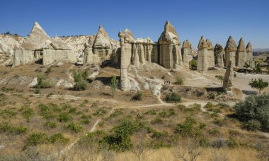 Goreme, Türkiye - 15 Ağustos 2024: Kapadokya 'daki Aşk Vadisi' nde Eşsiz jeolojik oluşumlar.