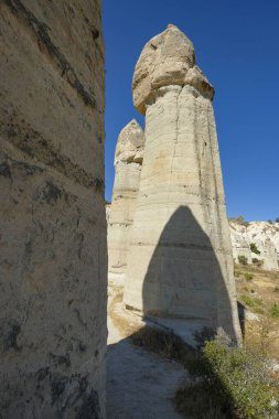 Goreme, Türkiye - 15 Ağustos 2024: Kapadokya 'daki Aşk Vadisi' nde Eşsiz jeolojik oluşumlar.