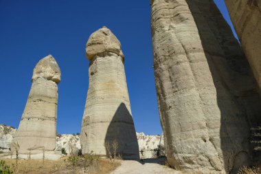 Goreme, Türkiye - 15 Ağustos 2024: Kapadokya 'daki Aşk Vadisi' nde Eşsiz jeolojik oluşumlar.