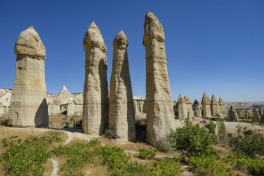 Goreme, Türkiye - 15 Ağustos 2024: Kapadokya 'daki Aşk Vadisi' nde Eşsiz jeolojik oluşumlar.