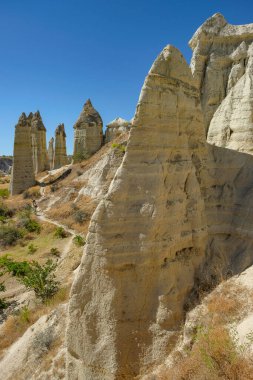 Goreme, Türkiye - 15 Ağustos 2024: Kapadokya 'daki Aşk Vadisi' nde Eşsiz jeolojik oluşumlar.