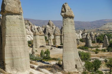 Goreme, Türkiye - 15 Ağustos 2024: Kapadokya 'daki Aşk Vadisi' nde Eşsiz jeolojik oluşumlar.
