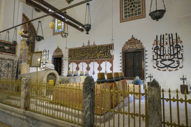 Konya, Türkiye - 17 Ağustos 2024: Mevlana Müzesi ve Konya, Türkiye 'deki anıt mezar.