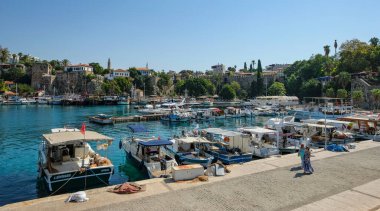 Antalya, Türkiye - 20 Ağustos 2024: Türkiye 'nin eski Antalya kentindeki Kaleici' de Roma limanı.