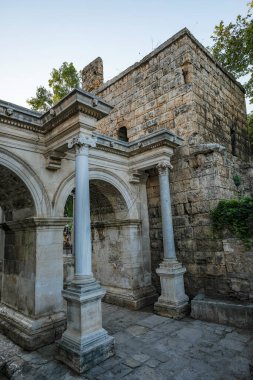 Antalya, Türkiye - 21 Ağustos 2024: Antalya 'nın Kaleici kentindeki Hadrian Kapısı.