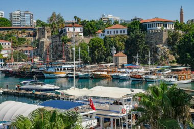 Antalya, Türkiye - 20 Ağustos 2024: Türkiye 'nin eski Antalya kentindeki Kaleici' de Roma limanı.
