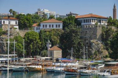 Antalya, Türkiye - 20 Ağustos 2024: Türkiye 'nin eski Antalya kentindeki Kaleici' de Roma limanı.