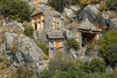 Demre, Türkiye - 24 Ağustos 2024: Türkiye 'nin Demre kentindeki Myra Antik Kenti harabelerinde taş kesimi mezarlar.