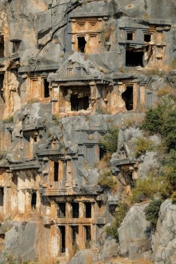 Demre, Türkiye - 24 Ağustos 2024: Türkiye 'nin Demre kentindeki Myra Antik Kenti harabelerinde taş kesimi mezarlar.