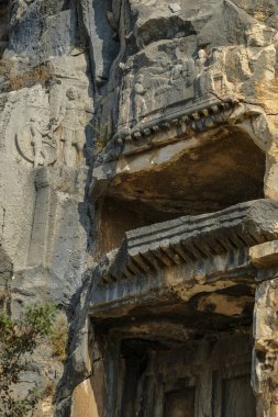 Demre, Türkiye - 24 Ağustos 2024: Türkiye 'nin Demre kentindeki Myra Antik Kenti harabelerinde taş kesimi mezarlar.