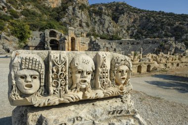 Demre, Türkiye - 24 Ağustos 2024: Türkiye 'nin Demre kentindeki Myra Antik Kenti' nin kalıntılarında taş yüzler.