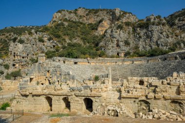 Demre, Türkiye - 24 Ağustos 2024: Demre, Türkiye 'deki Myra Antik Kenti harabelerinde tiyatro.