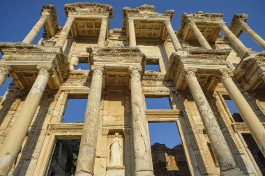 Secluk, Türkiye - 30 Ağustos 2024: Türkiye 'nin Selcuk kentindeki Antik Efes kentinin kalıntılarındaki Aşağı Agora.