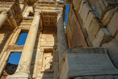 Secluk, Türkiye - 30 Ağustos 2024: Türkiye 'nin Selcuk kentindeki Antik Efes kentinin kalıntılarındaki Aşağı Agora.