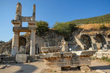 Secluk, Türkiye - 30 Ağustos 2024: Türkiye 'nin Selcuk kentindeki Antik Efes kentinin kalıntılarındaki Aşağı Agora.