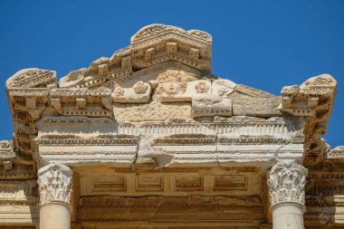 Secluk, Türkiye - 30 Ağustos 2024: Türkiye 'nin Selcuk kentindeki Antik Efes kentinin kalıntılarındaki Aşağı Agora.