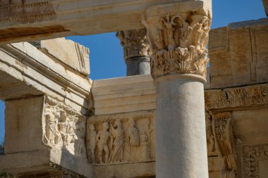 Secluk, Türkiye - 30 Ağustos 2024: Türkiye 'nin Selcuk kentindeki Antik Efes kentinin kalıntılarındaki Aşağı Agora.