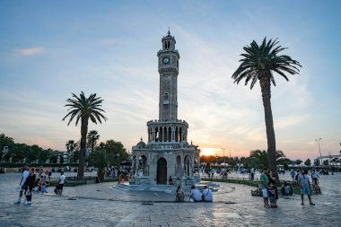 İzmir, Türkiye - 1 Eylül 2024: İzmir 'in Konak Meydanı' ndaki tarihi Saat Kulesi 'nin yanında yürüyen insanlar.