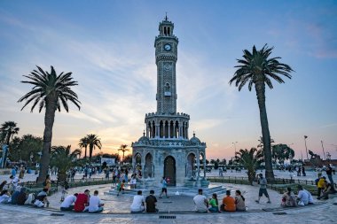 İzmir, Türkiye - 1 Eylül 2024: İzmir 'in Konak Meydanı' ndaki tarihi Saat Kulesi 'nin yanında yürüyen insanlar.
