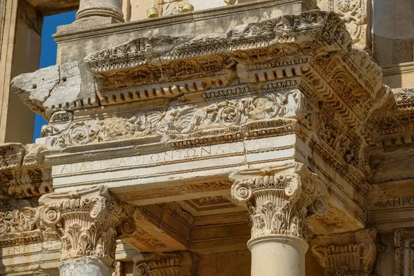 Secluk, Türkiye - 30 Ağustos 2024: Türkiye 'nin Selcuk kentindeki Antik Efes kentinin kalıntılarındaki Aşağı Agora.