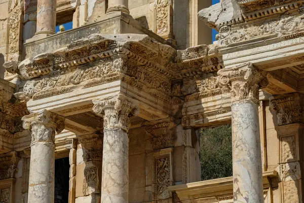 Secluk, Türkiye - 30 Ağustos 2024: Türkiye 'nin Selcuk kentindeki Antik Efes kentinin kalıntılarındaki Aşağı Agora.