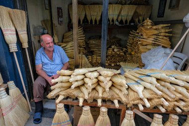 Trabzon, Türkiye - 27 Temmuz 2024: Trabzon, Türkiye 'deki Kemeralti Pazarı' nda süpürge satan bir adam.