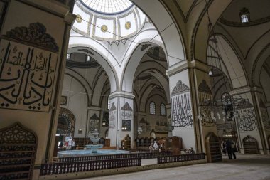 Bursa, Türkiye - 7 Eylül 2024: Bursa Büyük Camii 'ni ziyaret edenler