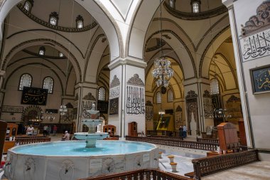 Bursa, Türkiye - 7 Eylül 2024: Bursa Büyük Camii 'ni ziyaret edenler