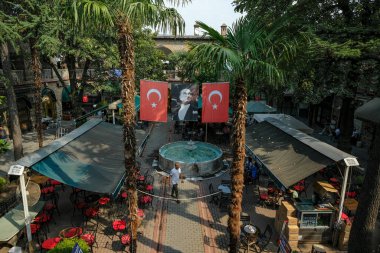 Bursa, Türkiye - 7 Eylül 2024: Çay bahçesi Türkiye 'nin Bursa kentindeki Osmanlı zamanlarından kalma tarihi bir yerdir.