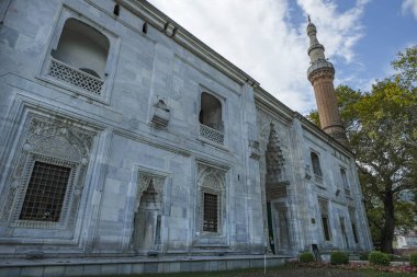 Bursa, Türkiye - 8 Eylül 2024: Mehmed I olarak da bilinen Yeşil Cami, Türkiye 'nin Bursa kentindeki daha büyük bir kompleksin parçasıdır.