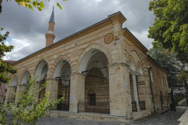 Bursa, Türkiye - 8 Eylül 2024: Orhan Gazi Camisi tarihi bir camidir ve Türkiye 'nin Bursa kentindeki T şekilli camilerin ilk örneğidir..