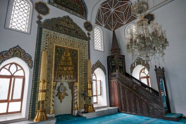 Bursa, Türkiye - 8 Eylül 2024: Orhan Gazi Camisi tarihi bir camidir ve Türkiye 'nin Bursa kentindeki T şekilli camilerin ilk örneğidir..